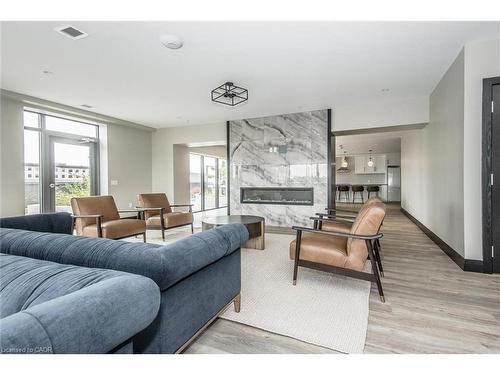 902-15 Glebe Street, Cambridge, ON - Indoor Photo Showing Living Room