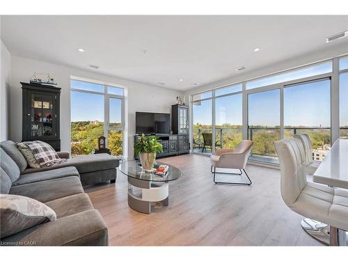 902-15 Glebe Street, Cambridge, ON - Indoor Photo Showing Living Room