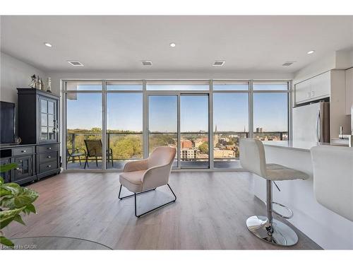 902-15 Glebe Street, Cambridge, ON - Indoor Photo Showing Living Room