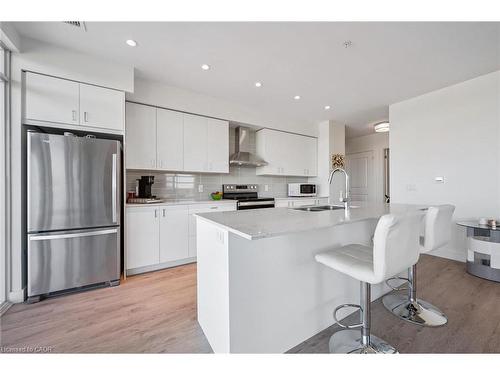 902-15 Glebe Street, Cambridge, ON - Indoor Photo Showing Kitchen With Stainless Steel Kitchen With Double Sink With Upgraded Kitchen