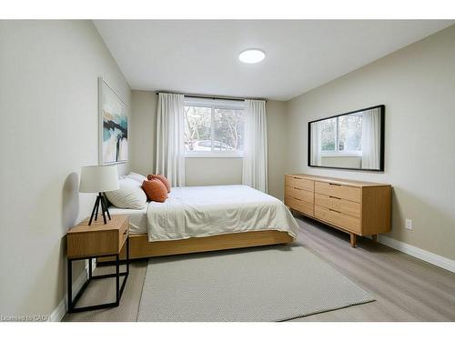 3-82 Elgin Street S, Cambridge, ON - Indoor Photo Showing Bedroom