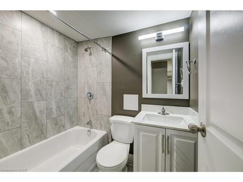 3-82 Elgin Street S, Cambridge, ON - Indoor Photo Showing Bathroom