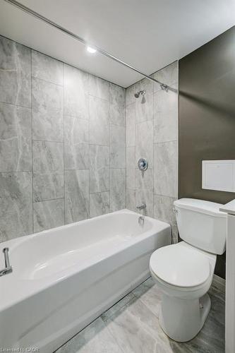 3-82 Elgin Street S, Cambridge, ON - Indoor Photo Showing Bathroom