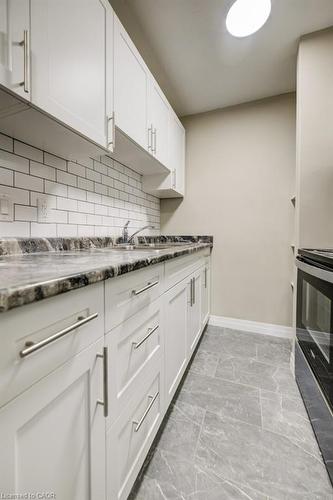 15-82 Elgin Street S, Cambridge, ON - Indoor Photo Showing Kitchen With Upgraded Kitchen