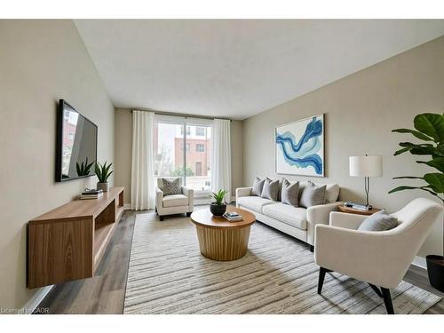15-82 Elgin Street S, Cambridge, ON - Indoor Photo Showing Living Room