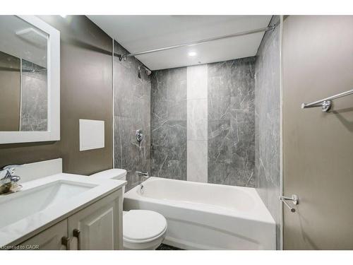 15-82 Elgin Street S, Cambridge, ON - Indoor Photo Showing Bathroom