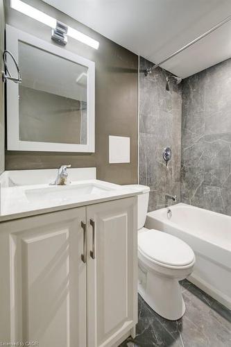 15-82 Elgin Street S, Cambridge, ON - Indoor Photo Showing Bathroom