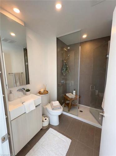 2405-370 Martha Street, Burlington, ON - Indoor Photo Showing Bathroom