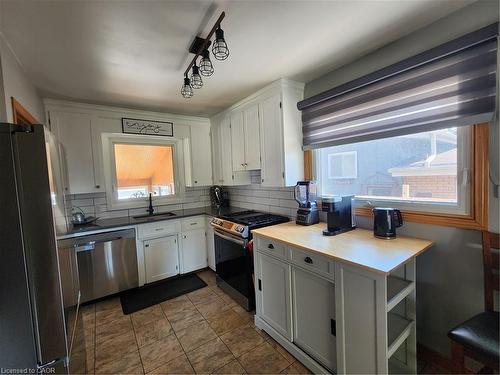 130 Balmoral Drive, Brantford, ON - Indoor Photo Showing Kitchen