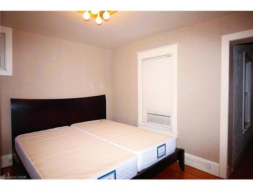 88 Cline Avenue N, Hamilton, ON - Indoor Photo Showing Bedroom