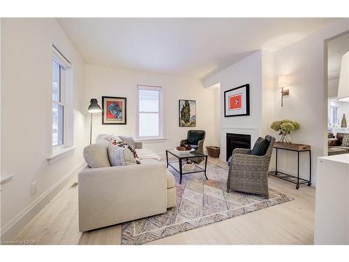 38 Euclid Avenue, Waterloo, ON - Indoor Photo Showing Living Room