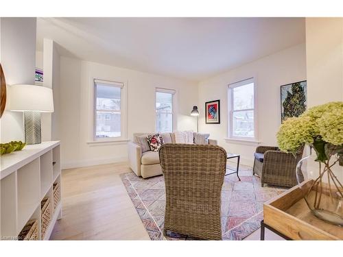 38 Euclid Avenue, Waterloo, ON - Indoor Photo Showing Living Room