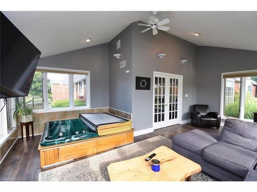 1284 Highway 54, Caledonia, ON - Indoor Photo Showing Living Room