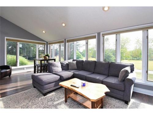1284 Highway 54, Caledonia, ON - Indoor Photo Showing Living Room