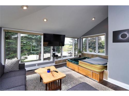 1284 Highway 54, Caledonia, ON - Indoor Photo Showing Living Room