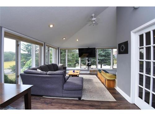 1284 Highway 54, Caledonia, ON - Indoor Photo Showing Living Room