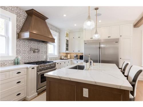 2195 Courtland Drive, Burlington, ON - Indoor Photo Showing Kitchen With Upgraded Kitchen