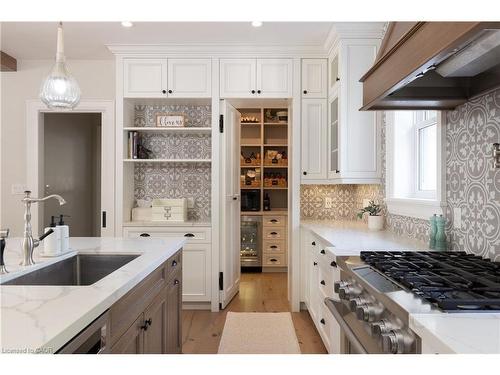 2195 Courtland Drive, Burlington, ON - Indoor Photo Showing Kitchen