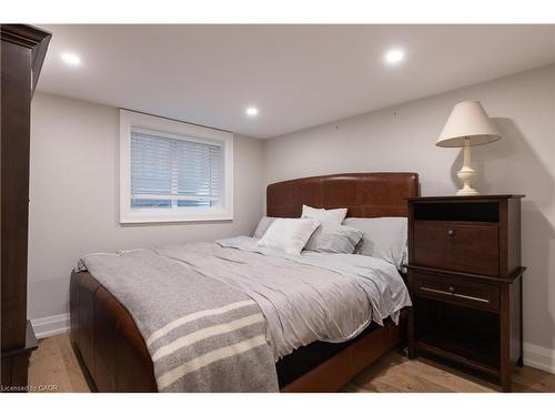 2195 Courtland Drive, Burlington, ON - Indoor Photo Showing Bedroom
