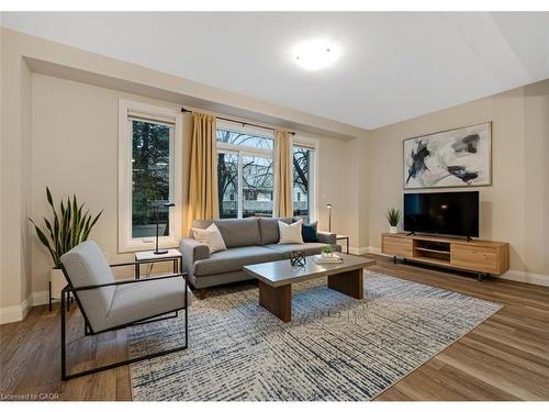 24-143 Elgin Street N, Cambridge, ON - Indoor Photo Showing Living Room