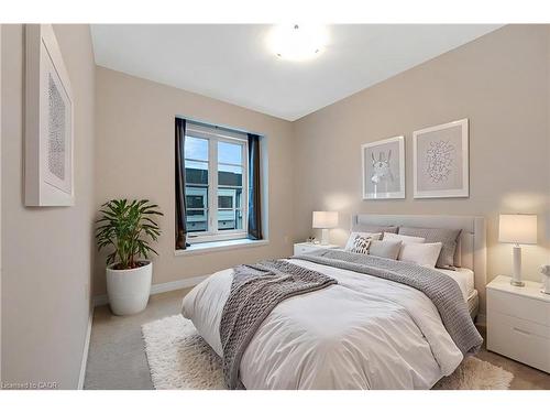 24-143 Elgin Street N, Cambridge, ON - Indoor Photo Showing Bedroom