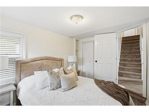 190 Mead Avenue, Hamilton, ON - Indoor Photo Showing Bedroom