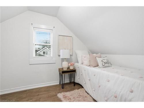 190 Mead Avenue, Hamilton, ON - Indoor Photo Showing Bedroom