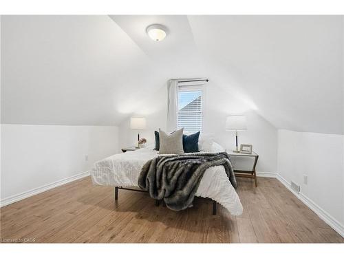 190 Mead Avenue, Hamilton, ON - Indoor Photo Showing Bedroom