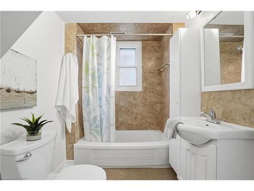 190 Mead Avenue, Hamilton, ON - Indoor Photo Showing Bathroom