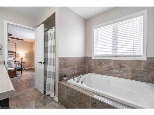 115 Larry Crescent, Caledonia, ON - Indoor Photo Showing Bathroom