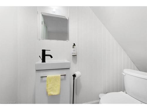 40 Emerald Street N, Hamilton, ON - Indoor Photo Showing Bathroom