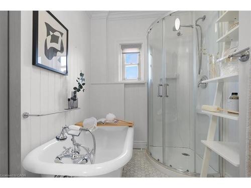 40 Emerald Street N, Hamilton, ON - Indoor Photo Showing Bathroom