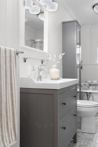 40 Emerald Street N, Hamilton, ON - Indoor Photo Showing Bathroom