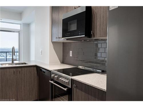 2304-25 Wellington Street S, Kitchener, ON - Indoor Photo Showing Kitchen