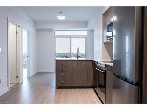 2304-25 Wellington Street S, Kitchener, ON - Indoor Photo Showing Kitchen