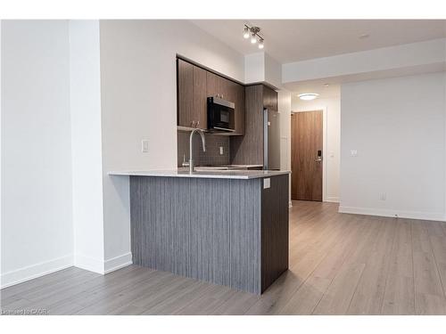 2304-25 Wellington Street S, Kitchener, ON - Indoor Photo Showing Kitchen