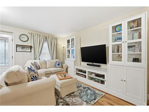 80 Province Street N, Hamilton, ON - Indoor Photo Showing Living Room