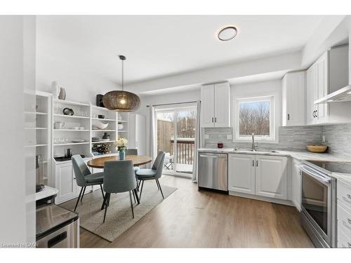 33 Barley Lane, Ancaster, ON - Indoor Photo Showing Kitchen With Upgraded Kitchen
