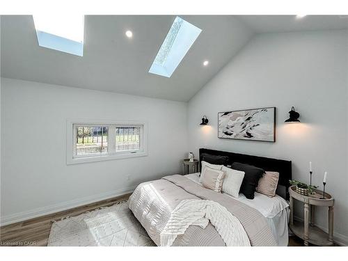 654 West 5Th Street, Hamilton, ON - Indoor Photo Showing Bedroom