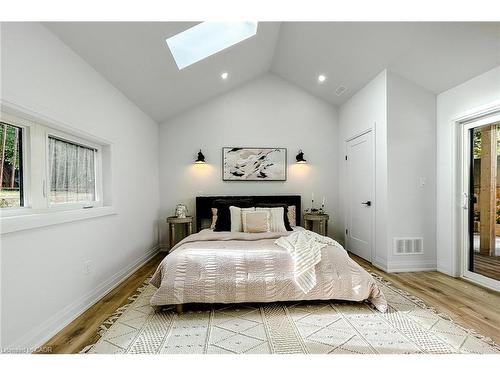 654 West 5Th Street, Hamilton, ON - Indoor Photo Showing Bedroom