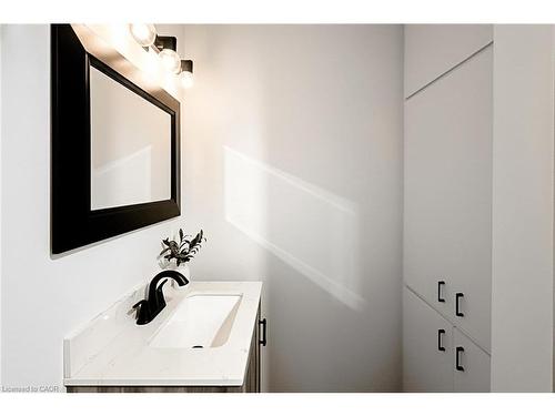 654 West 5Th Street, Hamilton, ON - Indoor Photo Showing Bathroom