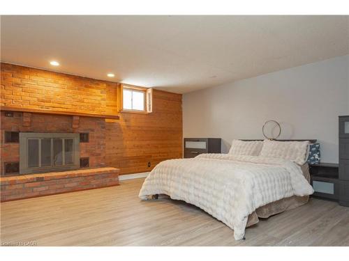 2303 Malcolm Crescent, Burlington, ON - Indoor Photo Showing Bedroom