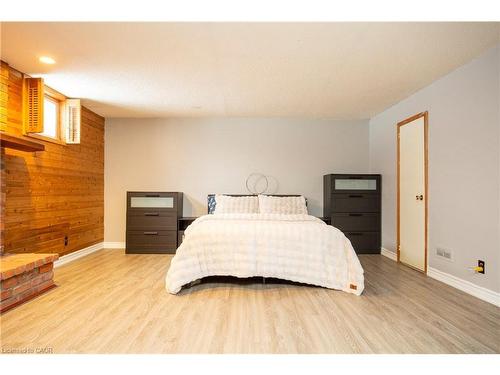 2303 Malcolm Crescent, Burlington, ON - Indoor Photo Showing Bedroom