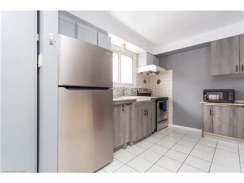 2303 Malcolm Crescent, Burlington, ON - Indoor Photo Showing Kitchen