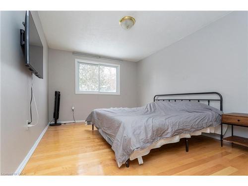 2303 Malcolm Crescent, Burlington, ON - Indoor Photo Showing Bedroom