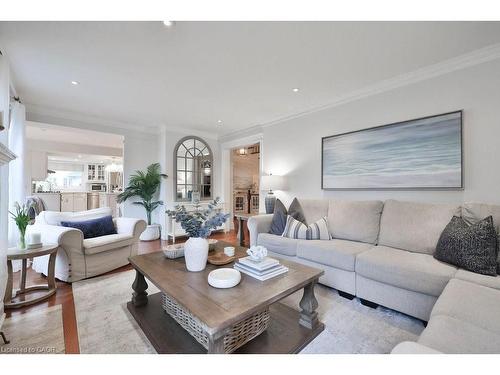 2047 Country Club Drive, Burlington, ON - Indoor Photo Showing Living Room
