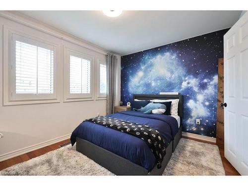 2047 Country Club Drive, Burlington, ON - Indoor Photo Showing Bedroom