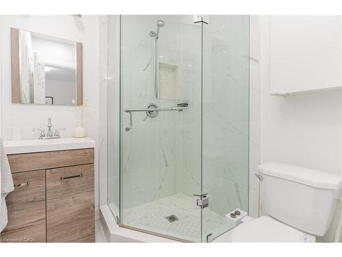 4 Robins Avenue, Hamilton, ON - Indoor Photo Showing Bathroom