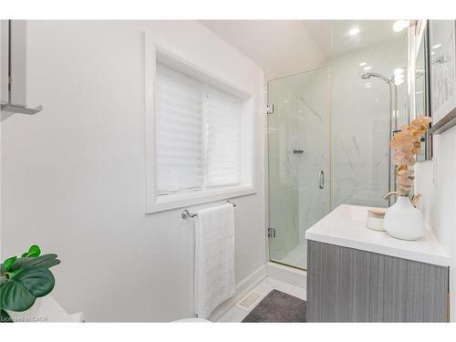 4 Robins Avenue, Hamilton, ON - Indoor Photo Showing Bathroom