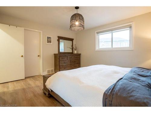 301 Lakeview Avenue, Burlington, ON - Indoor Photo Showing Bedroom